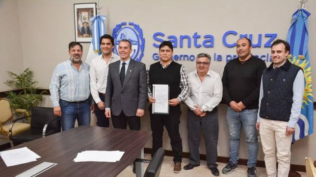 El gobernador de Santa Cruz, Claudio Vidal, junto a los funcionarios que ingresan al gabinete provincial 
