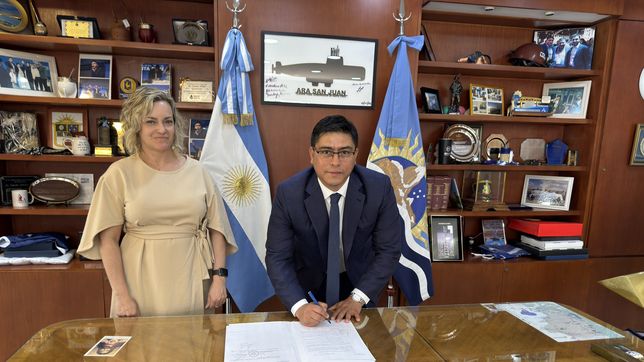 El gobernador Claudio Vidal junto a Natalia Linardi, a cargo de la presentación ante la Corte.