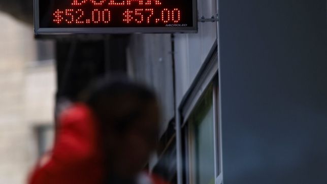 el aumento del ?dolar fuga? hace temer un endurecimiento del cepo