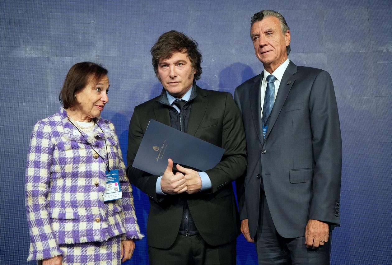Javier Milei con los organizadores del Council of Americas