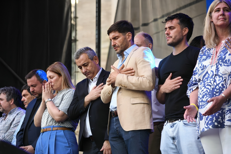 Scaglia, Javkin y Pullaro en la multitudinaria marcha organizada por elevangelismo de Santa Fe