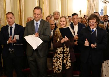 Diego Santilli, Manuel Adorni, Karina Milei y Javier Milei en la jornada de oración en la Casa Rosada.
