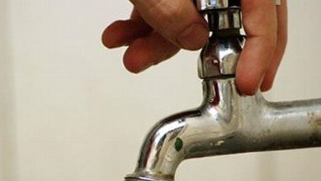 Absa no da respuestas por la baja presión de agua que complica a vecinos del barrio Aeropuerto