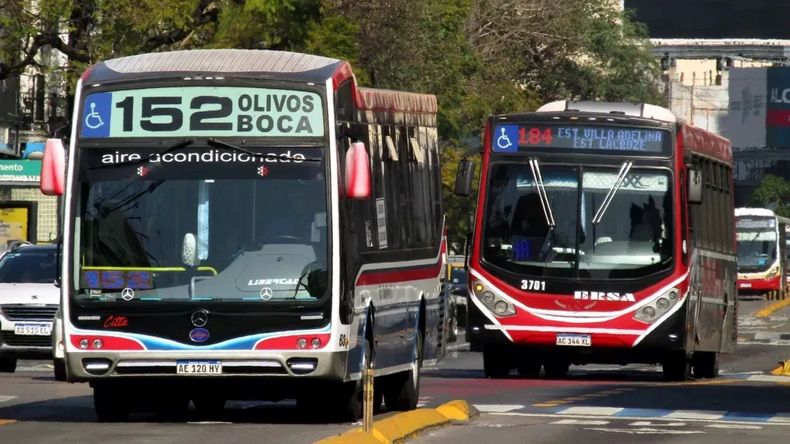 Toto Caputo recorta los subsidios a colectivos