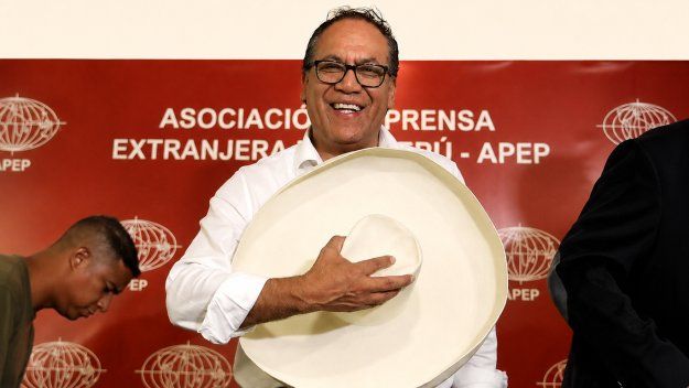 Roberto Sánchez emerge como ganador de la elección presidencial en Perú, según las proyecciones. Sin embargo, la ventaja es muy pequeña y deberá confirmarse en el escrutinio definitivo.&nbsp;&nbsp;