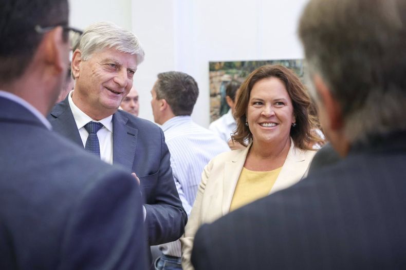 El gobernador de La Pampa, Sergio ZIliotto junto a la intendenta de General Pico Fernanda Alonso, vernista, al inaugurar el Parque Solar en esa ciudad.