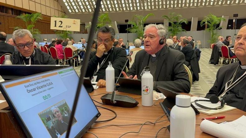El obispo Oscar Ojea habla en la asamblea sinodal que preside el papa Francisco