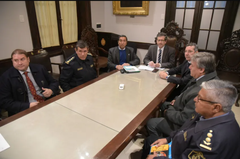 Los ministros Buenaventura Duarte, López Desimoni y el jefe de la policía, Molina, se reunieron con senadores. 