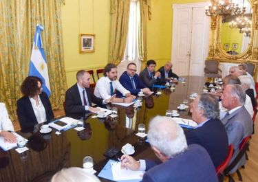 Con el Gobierno como espectador, CGT vs. empresarios por los precios