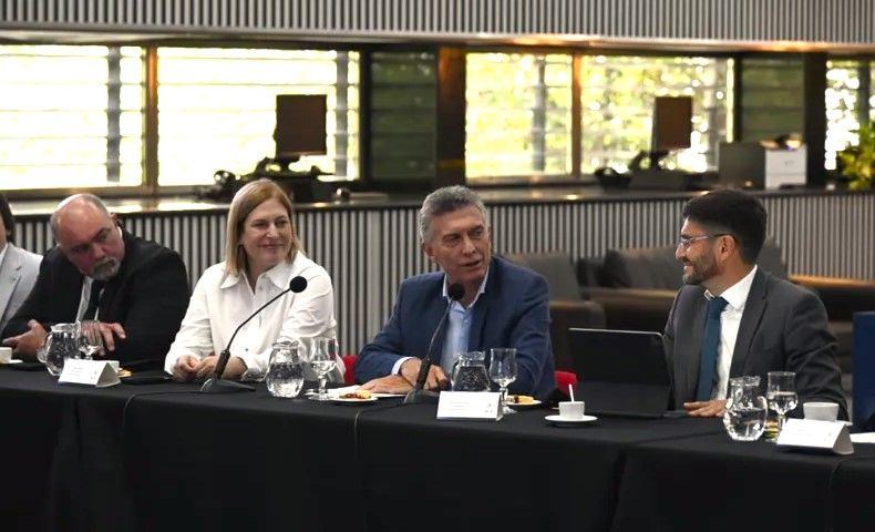 Mauricio Macri con Maximiliiano Pullaro en una de sus visitas a Rosario.  