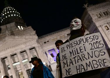 Manifestantes en el Congreso, durante la presentación del Presupuesto 2025 que hizo Javier Milei.&nbsp;