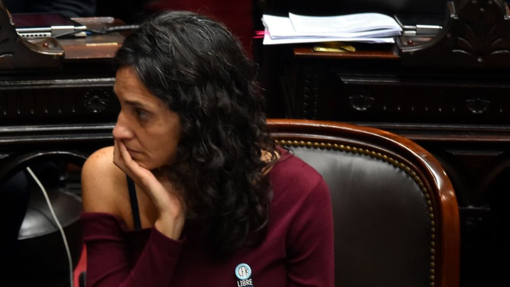 La votación de los proyectos para llevar al banquillo a Adorni fue pedida por Paula Penacca, de Unión por la Patria.