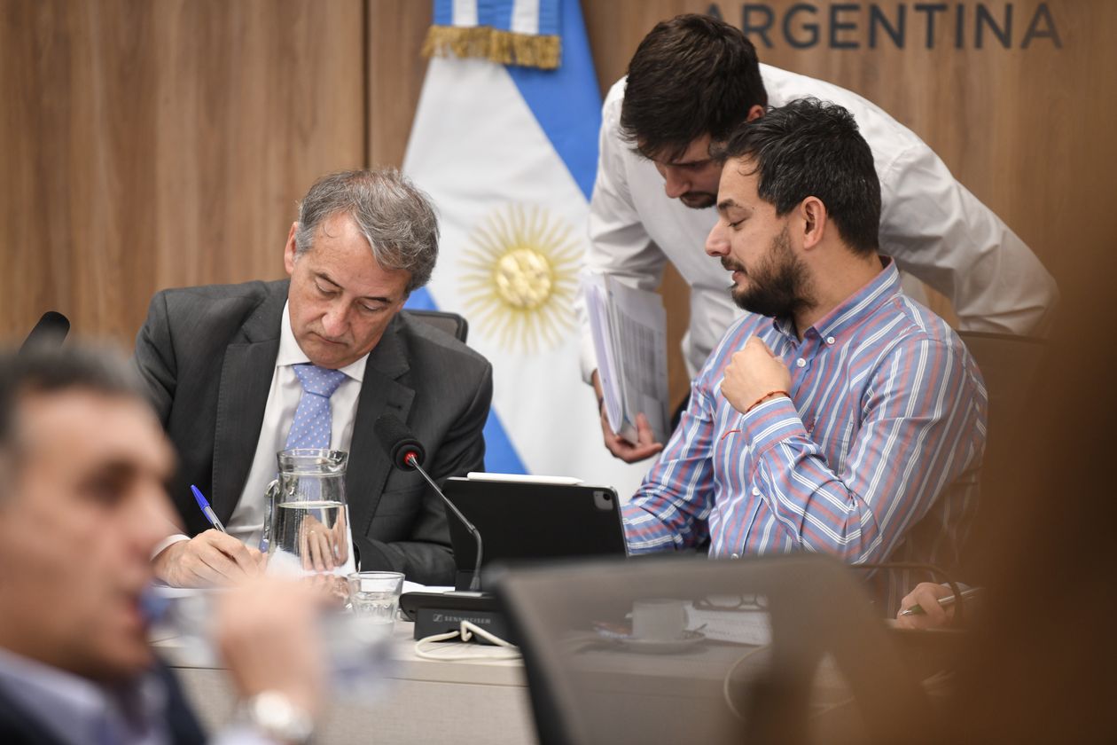 Nicolás Mayoraz y Álvaro Martínez (LLA), durante el plenario de comisiones por DNU.&nbsp;