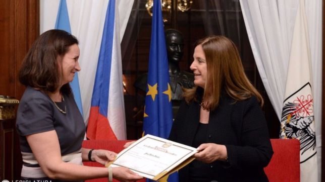 declaran huesped de honor a una embajadora de la union europea
