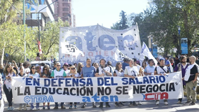 Paro docente, una foto panorámica de la motosierra de Javier Milei en el país del eterno retorno.FOTO: Docentes en las calles de Neuquén. Paro docente, una foto panorámica de la motosierra de Javier Milei en el país del eterno retorno.FOTO: Docentes en las calles de Neuquén.