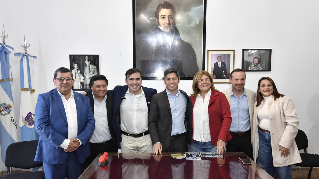 Axel Kicillof junto a los intendentes peronistas de Corrientes.