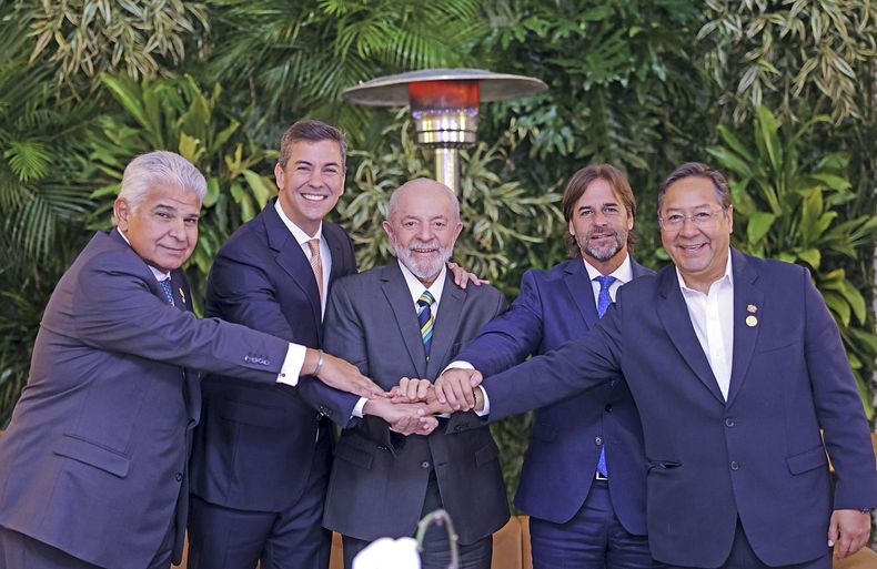 La foto que se perdió Javier Milei con sus pares Lula da Silva (Brasil), Santiago Peña (Paraguay), Luis Lacalle Pou (Uruguay), Luis Arce (Bolivia) y José Raúl Mulino (Panamá) en la Cumbre del Mercosur. La foto que se perdió Javier Milei con sus pares Lula da Silva (Brasil), Santiago Peña (Paraguay), Luis Lacalle Pou (Uruguay), Luis Arce (Bolivia) y José Raúl Mulino (Panamá) en la Cumbre del Mercosur.