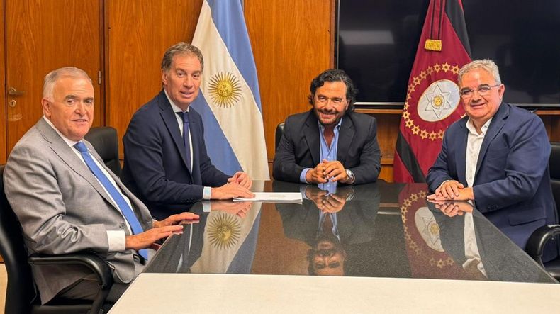 Diego Santilli junto a Gustavo Saenz (Salta), Osvaldo Jaldo (Tucumán) y Raúl Jalil (Catamarca).