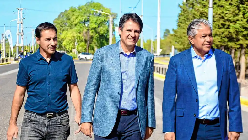 Gaido, entre el gobernador Rolo Figueroa y el diputado Claudio Domínguez, uno de los principales armadores de Primero Neuquén.
