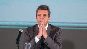 Levántate y sube: el blue busca su nuevo piso y presiona a Massa