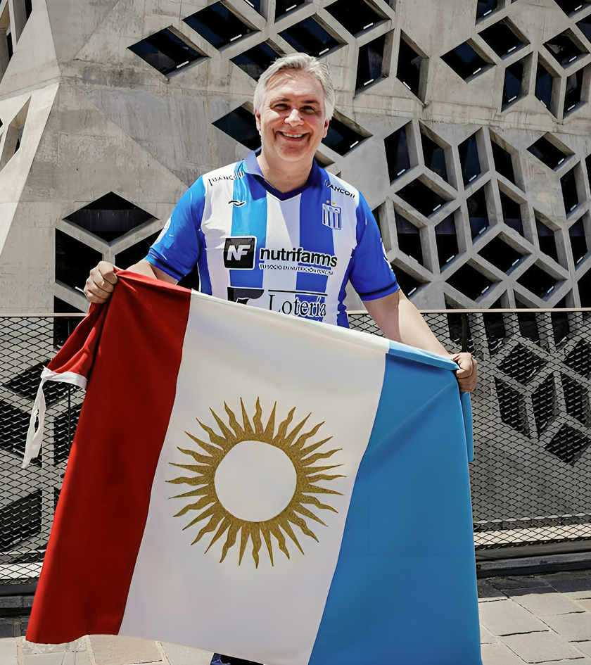 Martín Llaryora con la bandera de Córdoba