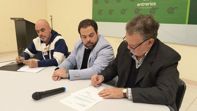 Alfredo Francolini firmó como funcionario de Rogelio Frigerio, ante la mirada del ministro Manuel Troncoso y Gastón Bagnat, titular de la Caja de Jubilaciones.