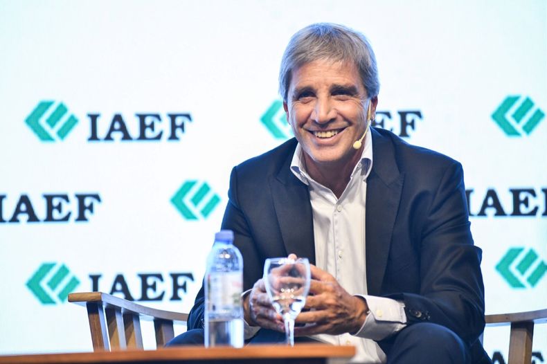 Toto Caputo, los dólares que sobran en 2026 y los que van a faltar en 2027