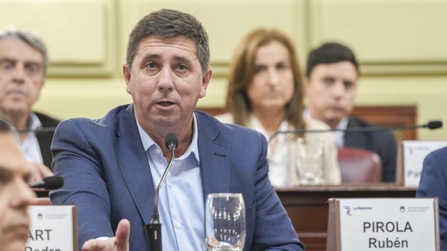 Rubén Pirola, jefe de la bancada peronista en la Convención y uno de los senadores que acompañaría la reeleccipon para Pullaro en Santa Fe.