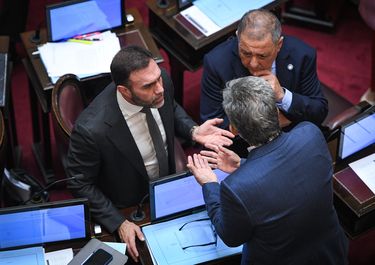 Ezequiel Atauche (LLA) y Víctor Zimmermann (UCR), durante la sesión en que se avaló la ley de ATN que vetó Javier Milei. 