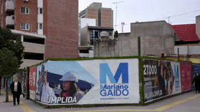 El debate por la publicidad callejera de Mariano Gaido en Neuquén, en tono de campaña, ya fue tema de debate en 2022. Ahora vuelve con el uso de pantallas LED.