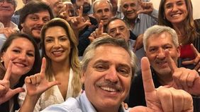 Paseo con Dylan, guitarreada y amigos, la previa electoral de Fernández
