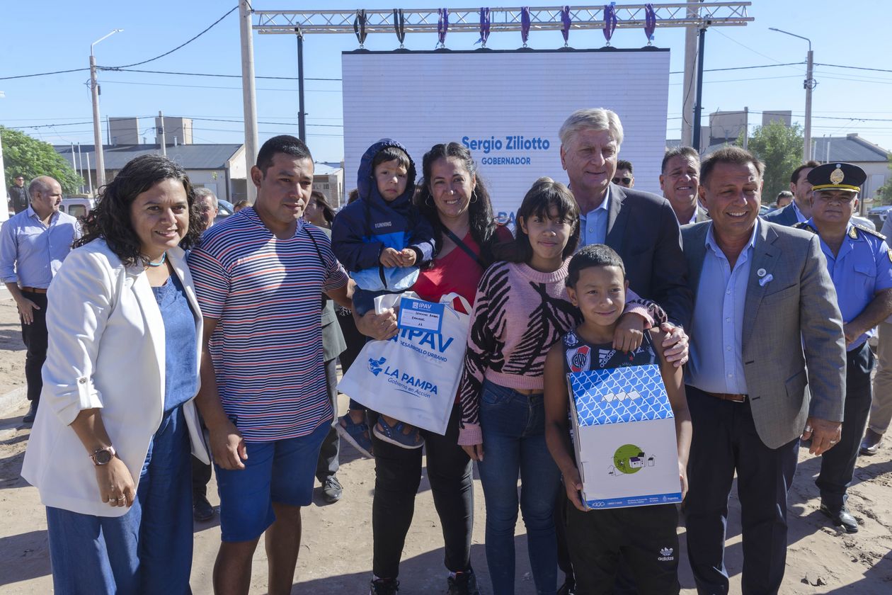 El gobernador peronista de La Pampa, Sergio Ziliotto, junto al intendente radical de la sureña General Acha, Abel Sabarots, en el mismo momento en que la oposición retaceaba quórum, el jueves.
