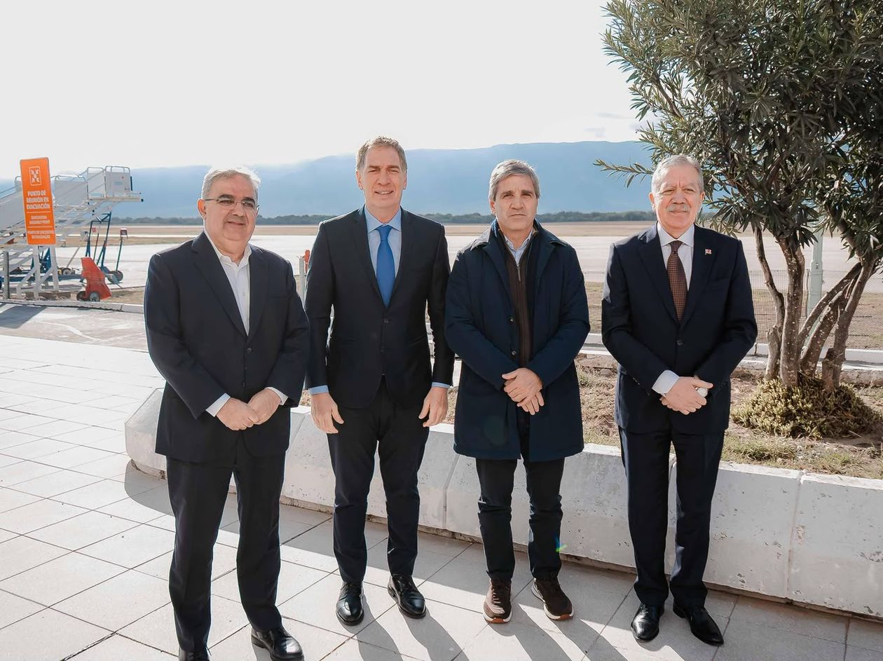 El gobernador Jalil, el jefe de Gabinete Santilli, el ministro de Economia, Toto Caputo, y el gobernador Suárez.