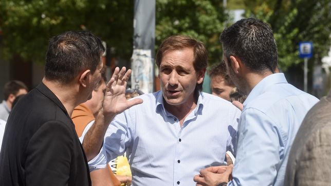 los intendentes pro iran colgados de dos precandidatos a la gobernacion bonaerense