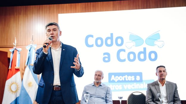 Daniel Passerini en el acto de entrega de aportes económicos a 40 Centros Vecinales, en el marco del programa Codo a Codo