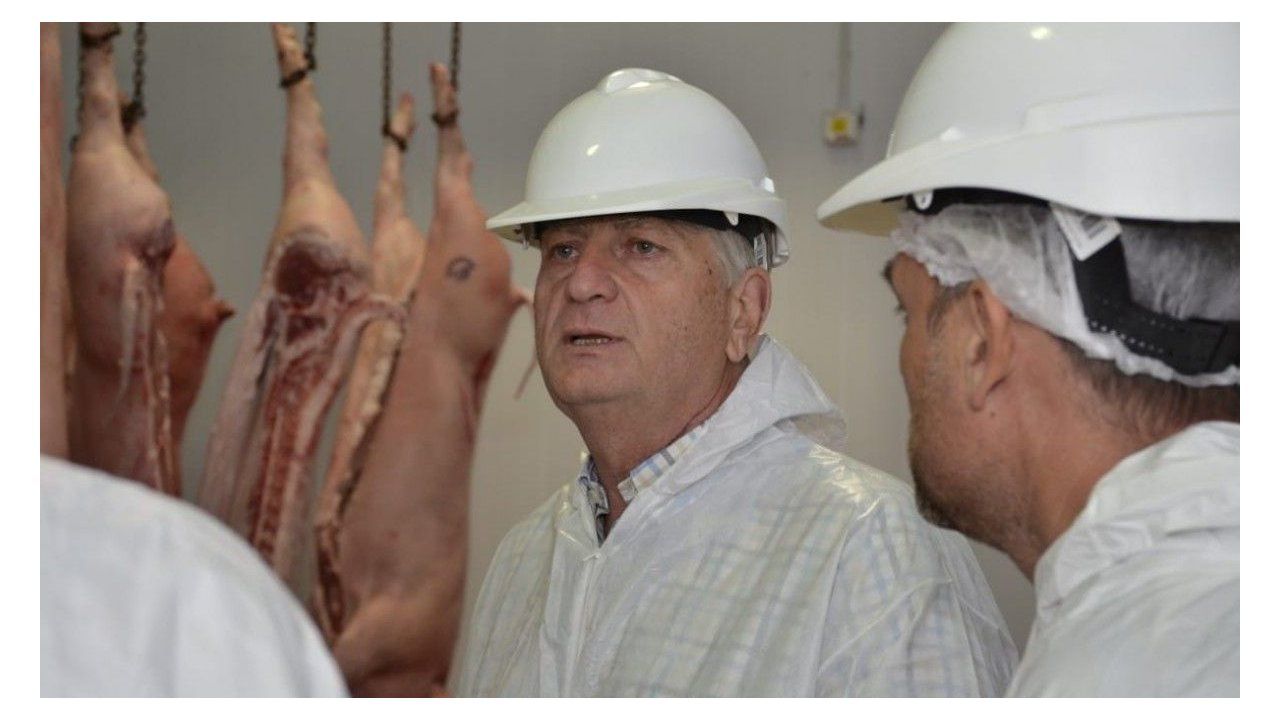 El gobernador de La Pampa, Sergio Ziliotto, en el frigorífico Bernasconi.&nbsp;