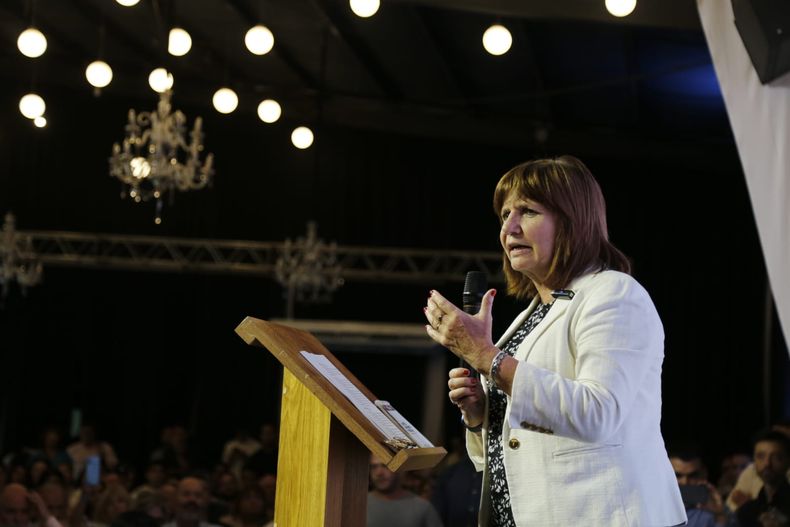 Patricia Bullrich en un evento con equipos técnicos en Funes, Santa Fe