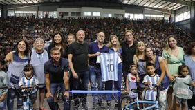 Insaurralde entregó materiales a jardines de Lomas de Zamora