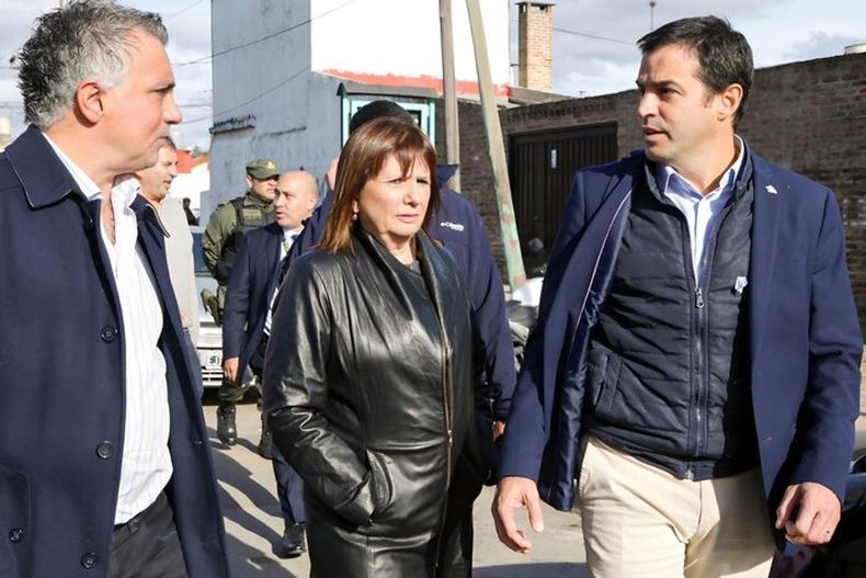Patricia Bullrich y Sebastián Pareja en una visita a San Isidro, con ramón Lanús.