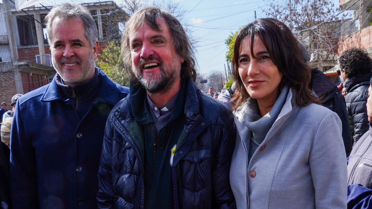 Natalia de la Sota junto a Topo Rodríguez y el Padre “Pepe” Di Paola.