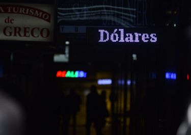 El dólar se mantuvo a $57 y la bolsa se desplomó un 11,5%
