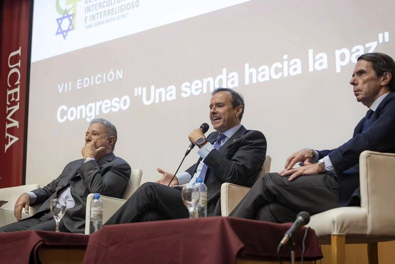 Tres expresidentes en el congreso organizado por el armador del papa Francisco