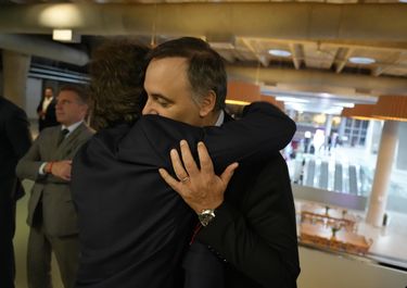 Abrazo entre Javier Milei y Manuel Adorni.&nbsp;