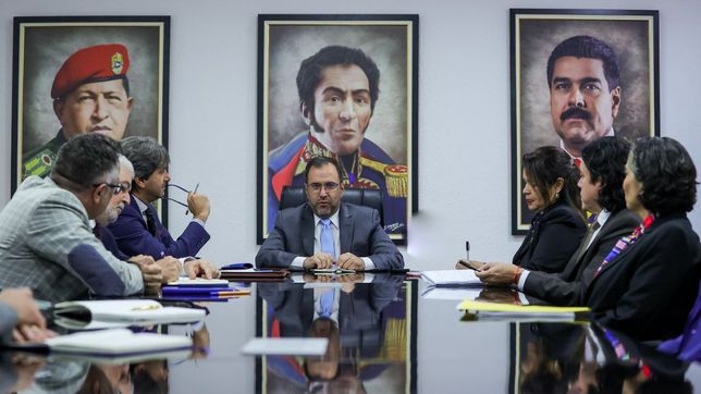 El canciller de Venezuela, Yvan Gil, con observadores de la ONU. El canciller de Venezuela, Yvan Gil, con observadores de la ONU.