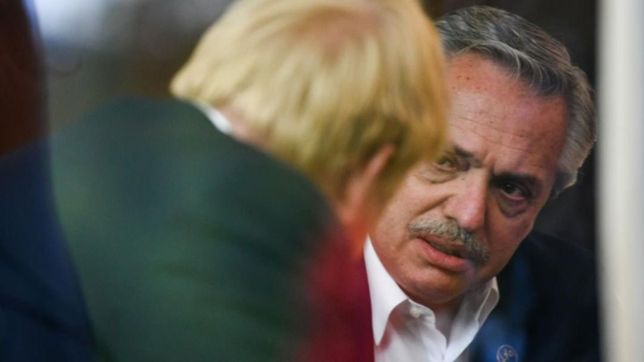 fernandez, de regreso: ni una palabra de cfk y alarma por la guerra sin fin