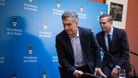 Espalda con espalda: Macri y Peña, solos contra el mundo