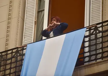 Cristina Fernández de Kirchner, en el balcón de su casa, donde cumple prisión domiliciaria.