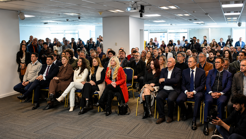 La primera fila de la presentación del Plan Quinquenal Minero de Ricardo Quintela, con Esmeralda Mitre y Wado de Pedro.