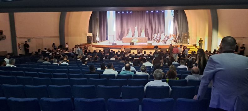 Un recinto con convocatoria exclusiva de funcionarios y familiares recibió al intendente de Concordia, Francisco Azcué. El Teatro Odeón, lugar tradicional para la apertura de sesiones, quedó sobredimensionado en la nueva gestión.