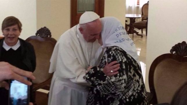 bergoglio trata amorosamente a hebe de bonafini, enemiga publica de cambiemos